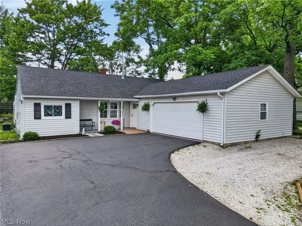 13772 Carlton St, Burton, OH 44021