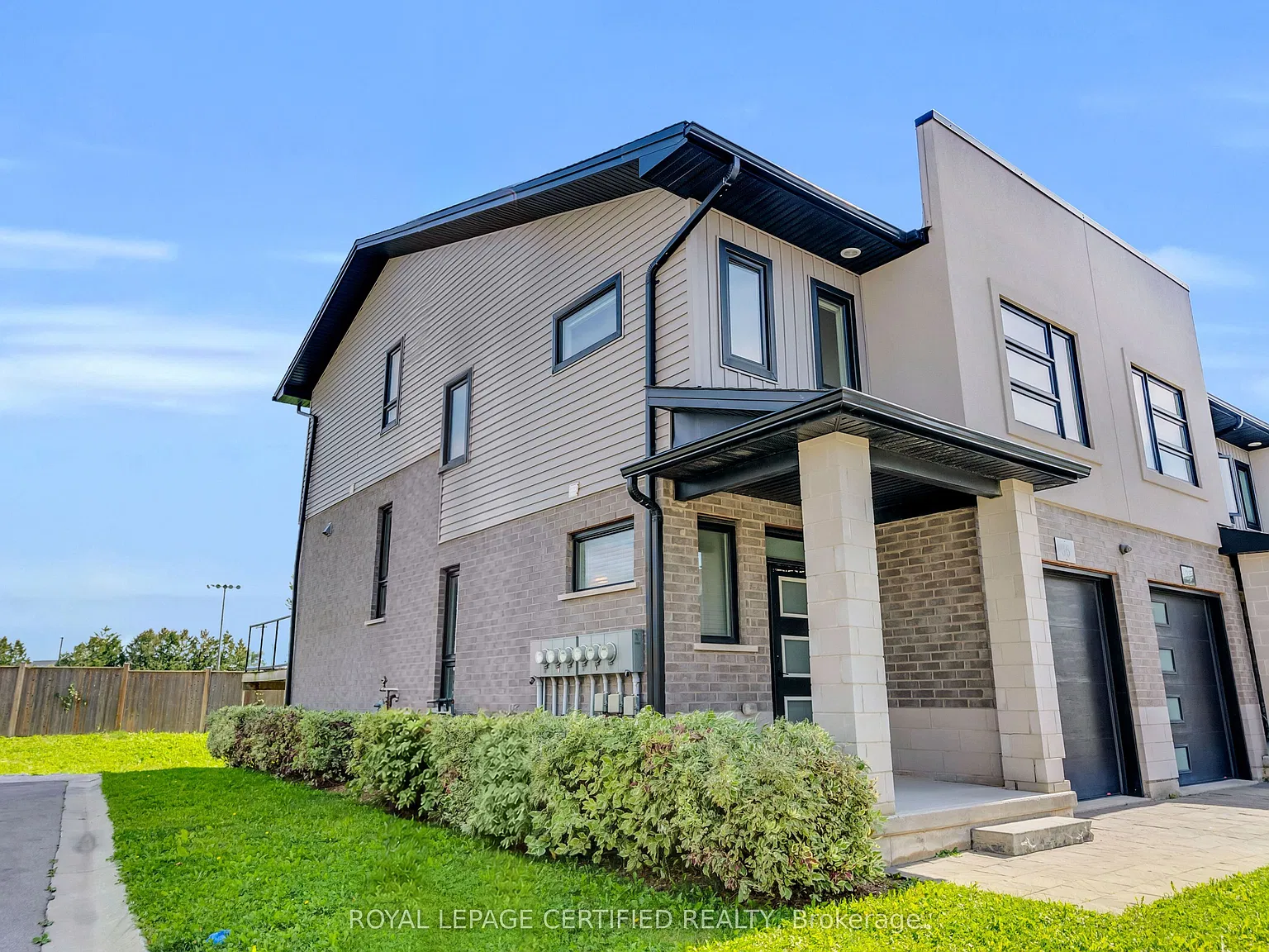 3380 Singleton Ave — Photo 2