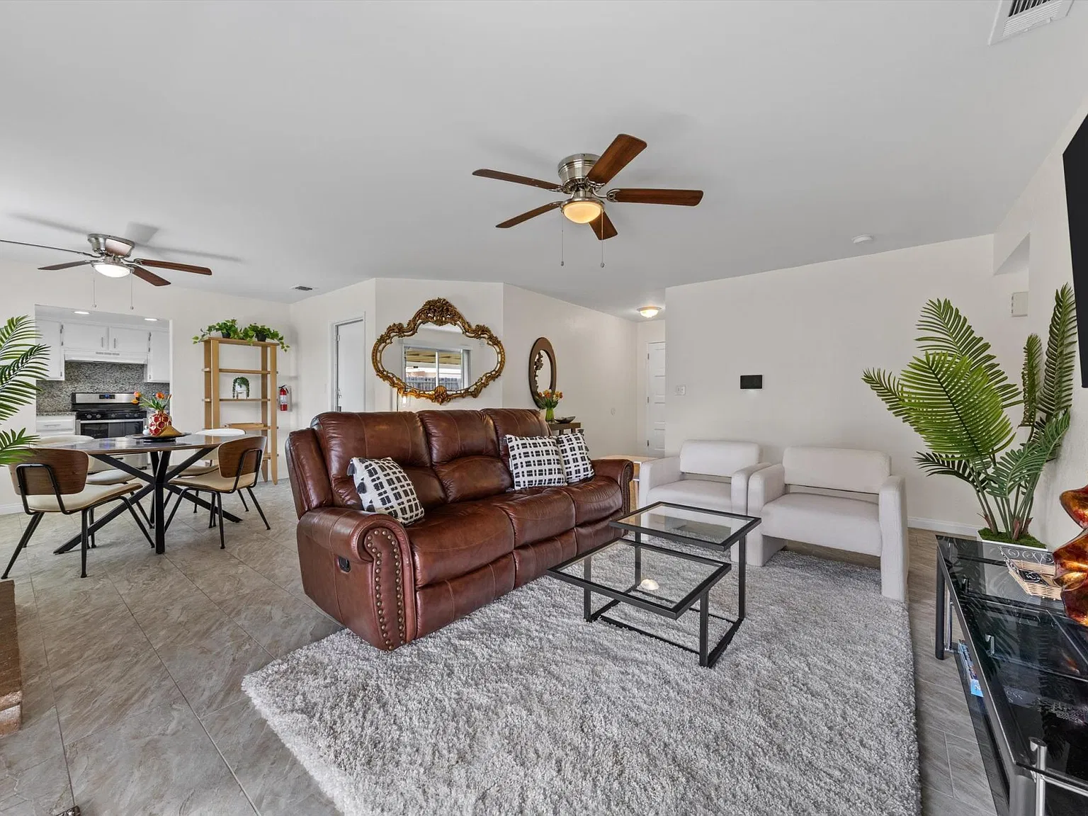 3 bed, 1177 sqft, $3,300 — Photo 2