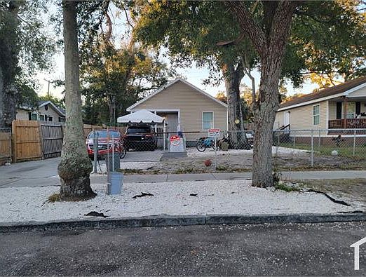 1st image of 940 13th Ave S