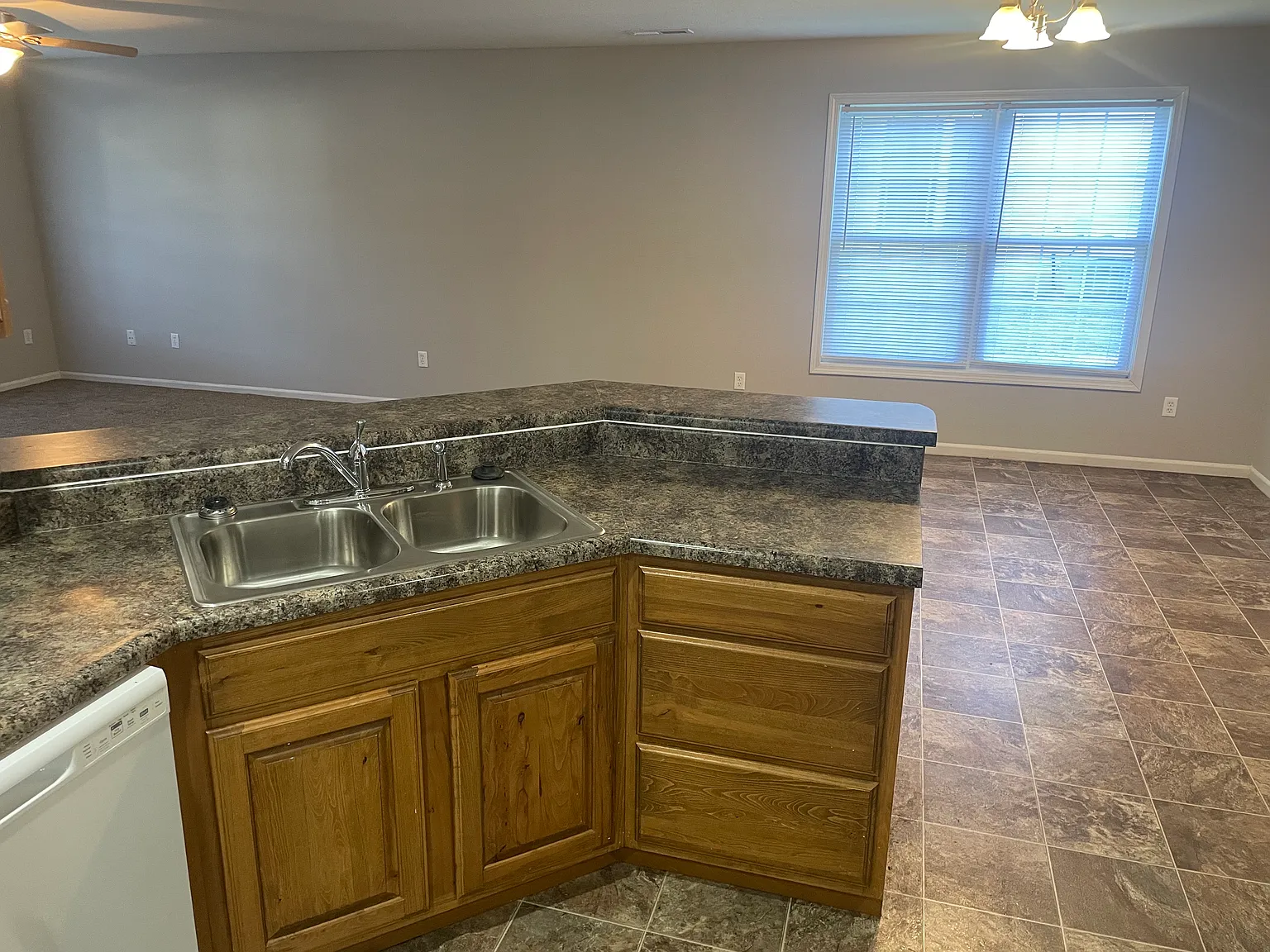 3 bed, 1440 sqft, $1,300 — Photo 4