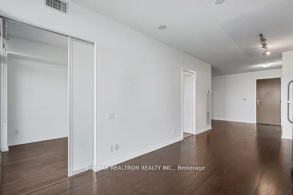 105 The Queensway #504 — Photo 10