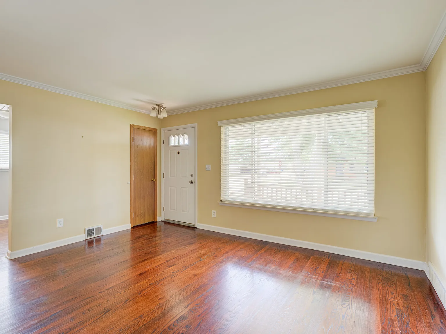 3 bed, 1.5 bath, 962 sqft, $1,900 — Photo 2