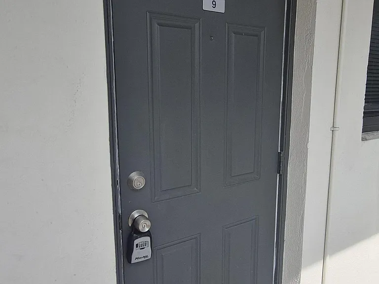 1960 NE 48th St #9 — Photo 7