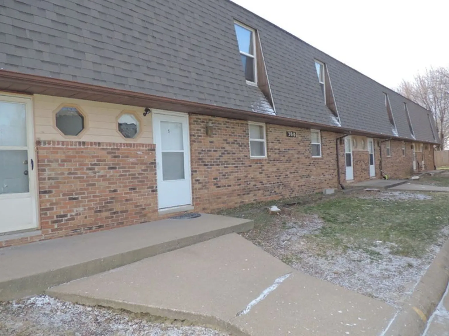 3 Bd Townhome — Photo 1
