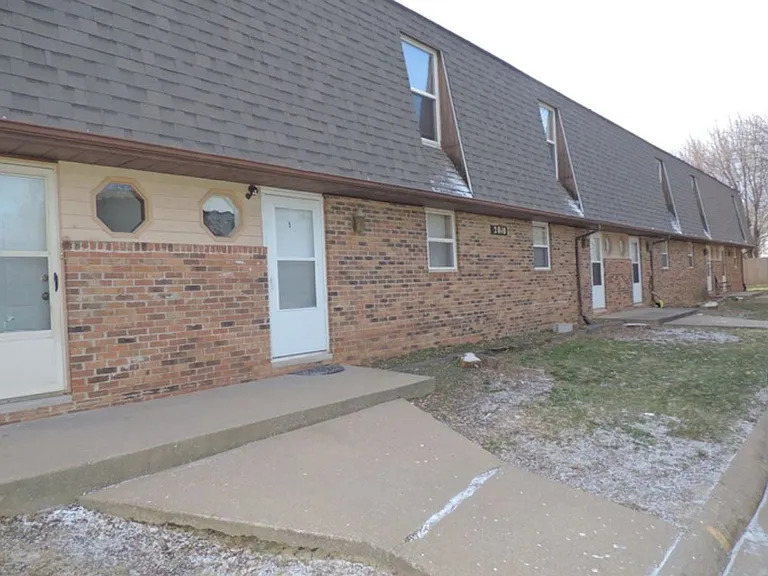 3 Bd Townhome — Photo 1