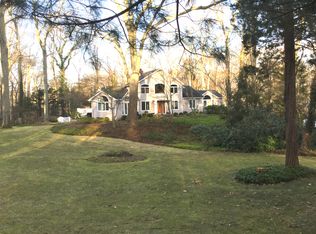 29 Farm Rd, Saint James, NY 11780