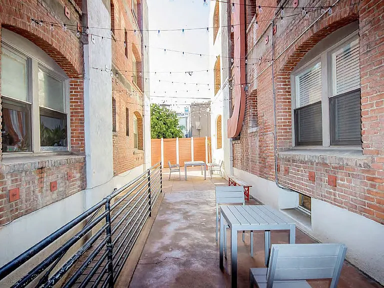 Avondale Hollywood Apartments — Photo 17
