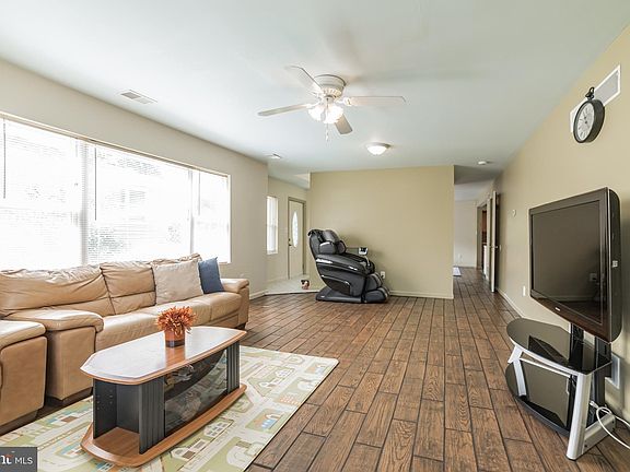 5th image of 2114A Louisa Ave