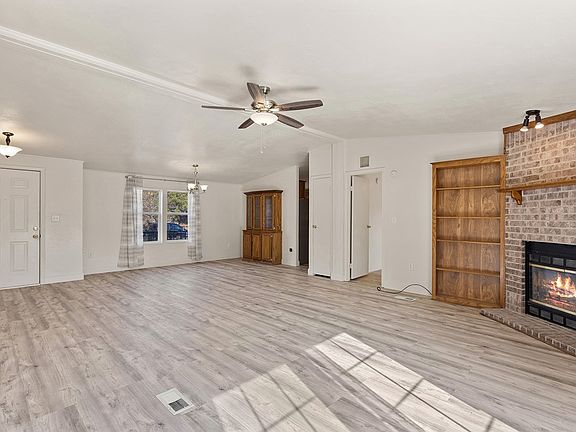 5th image of 502 E Pecan St