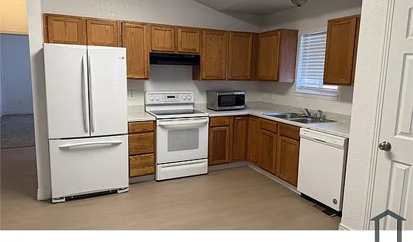 3 bed, 1400 sqft, $2,700 — Photo 3