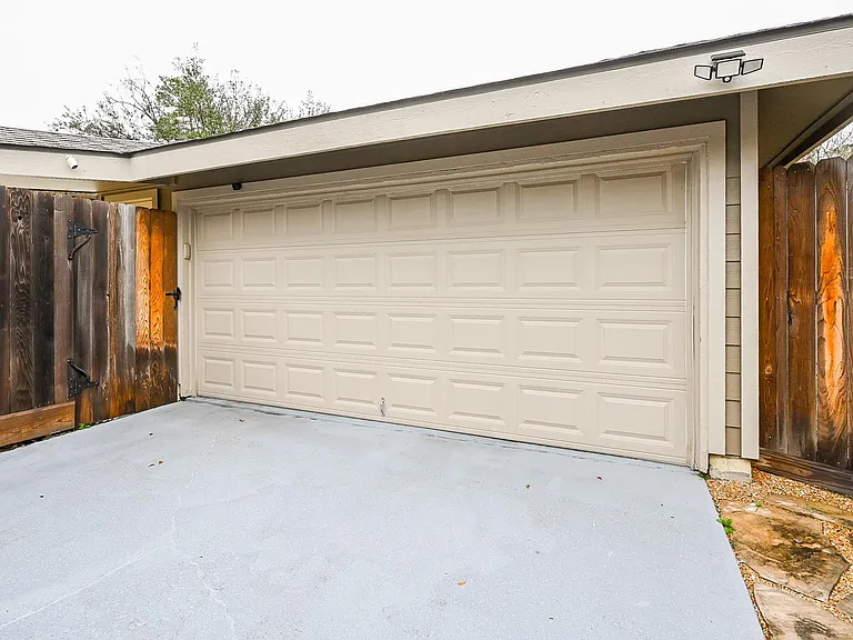 19414 Dianeshire Dr N — Photo 6