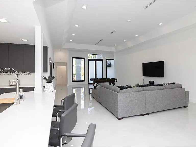 201 Holiday Dr — Photo 10