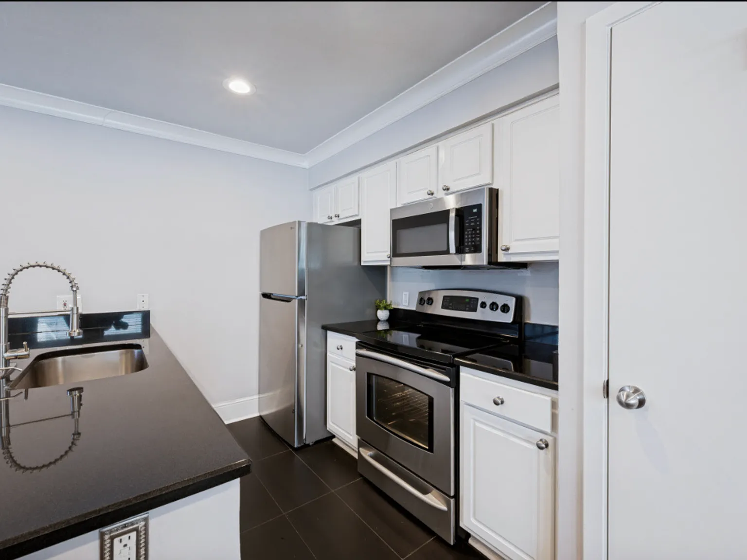 3 bed, 1208 sqft, $2,950 — Photo 4