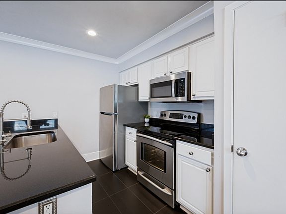 4th image of 5930 Sandhurst Ln APT 218