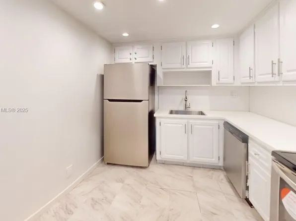 500 Three Islands Blvd APT 822, Hallandale, FL 33009