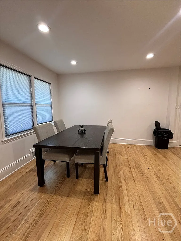3 bed, 1.0 bath, 1250 sqft, $2,200 — Photo 4