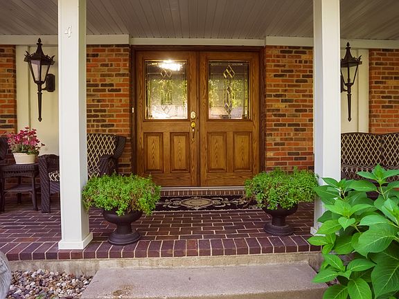 3rd image of 4 Woodland Ln
