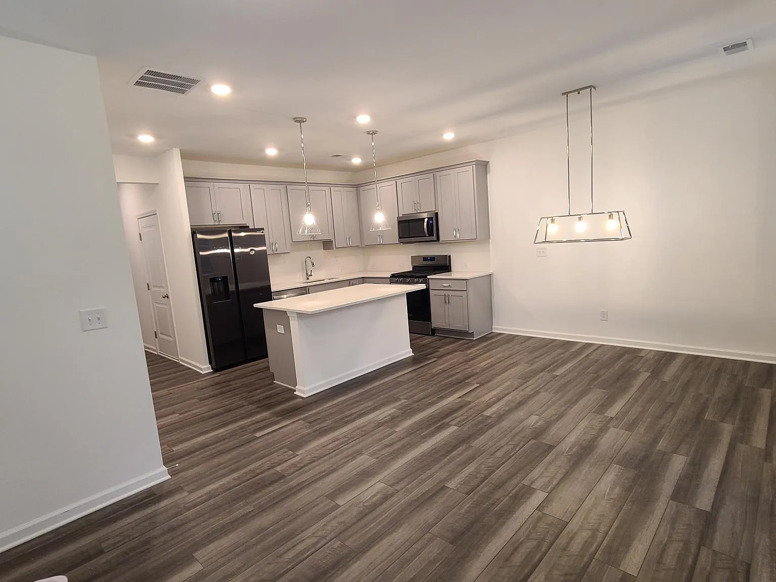 3 bed, 2.5 bath, 1500 sqft, $2,800 — Photo 4