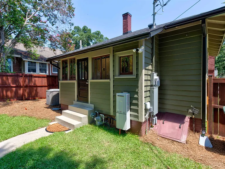 2405 Sumter St — Photo 35