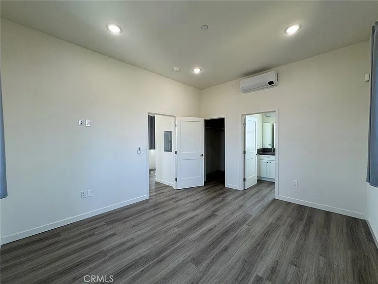 209 1/2 N Serrano Ave — Photo 12