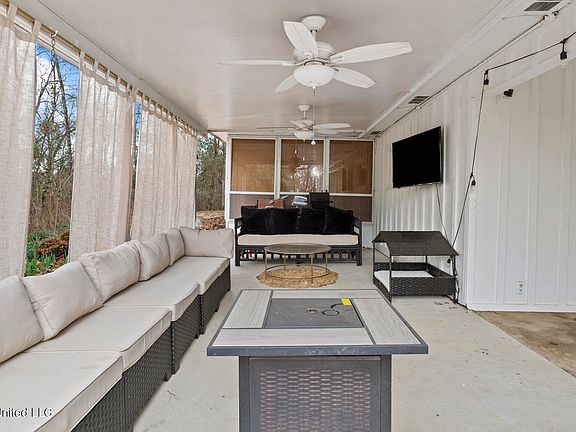 4th image of 218 W Virginia Dr
