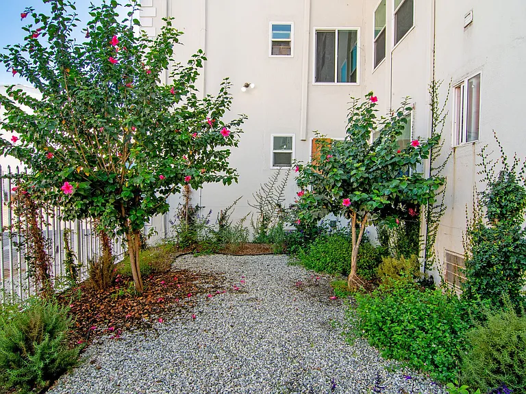 8th Street Studios Near Downtown Los Angeles Move-In Special — Photo 14