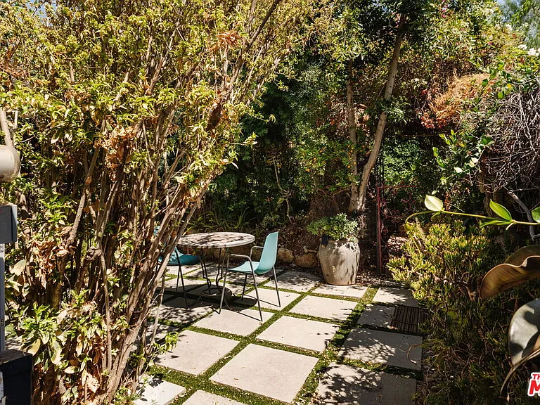 8561 Rugby Dr — Photo 16