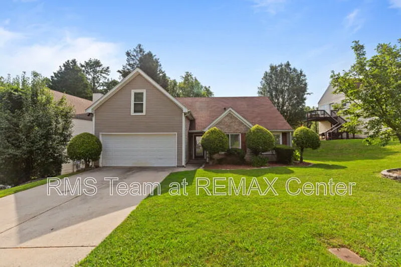 4 bed, 2.0 bath, 1985 sqft, $2,400 — Photo 1