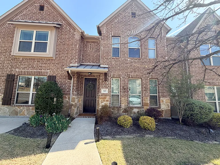 305 Tottenham Ct — Photo 3