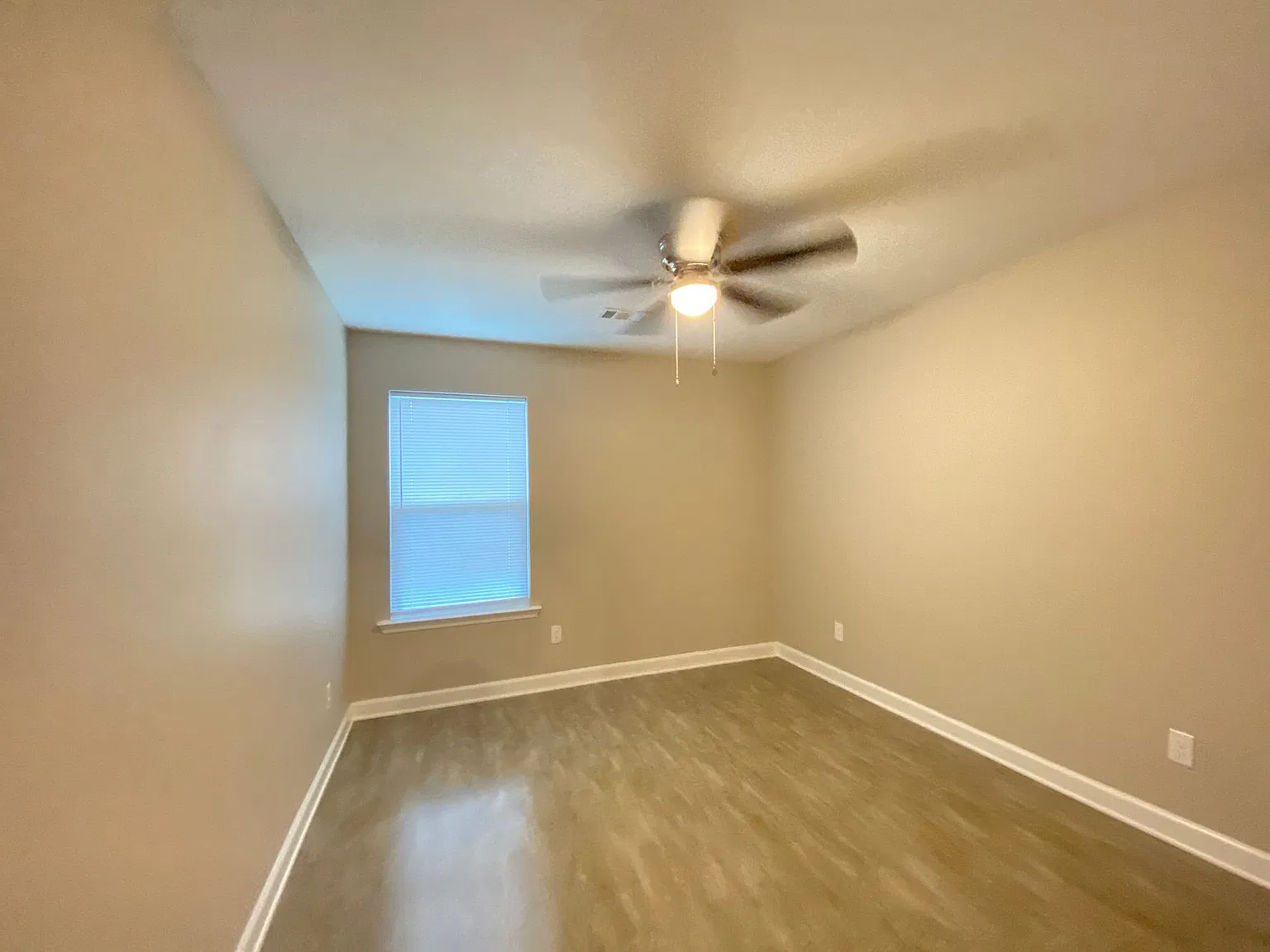 303 Magnolia Ct — Photo 2