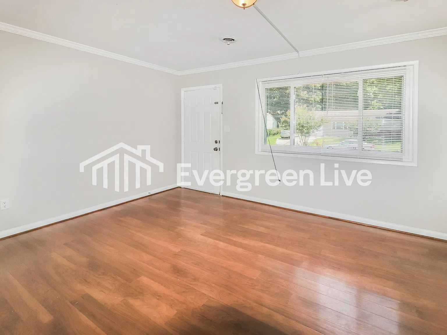 3 bed, 1.5 bath, 1300 sqft, $1,895 — Photo 3