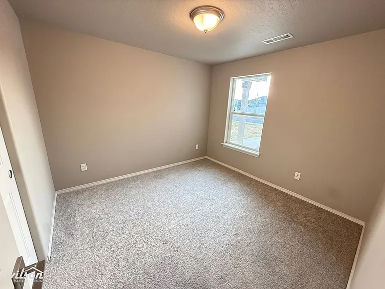 1912 S 62nd Ave — Photo 11