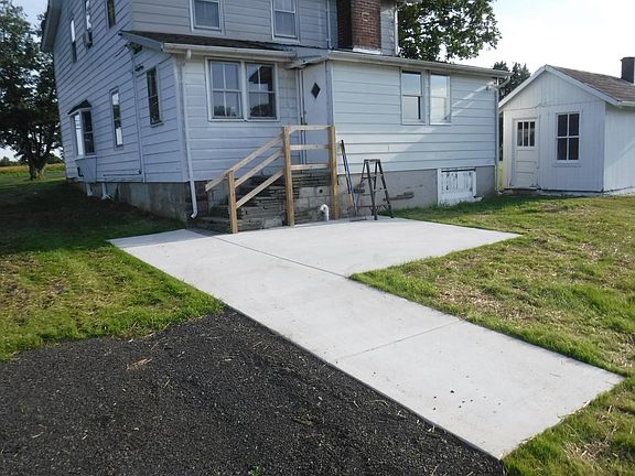 LARGE PATIO FOR OUT DOOR GRILLING. WITH NO NEIGHBORS.