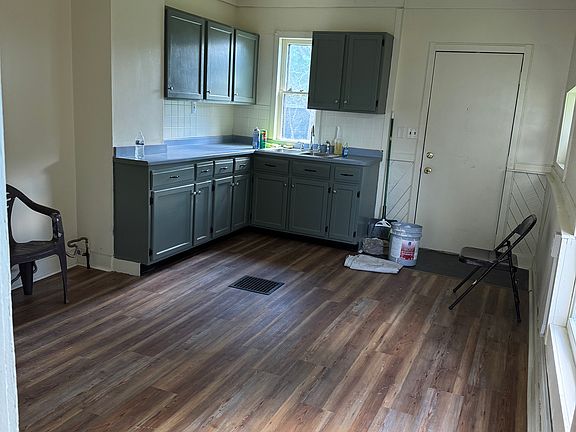 4th image of 1710 Edwards Ave NE