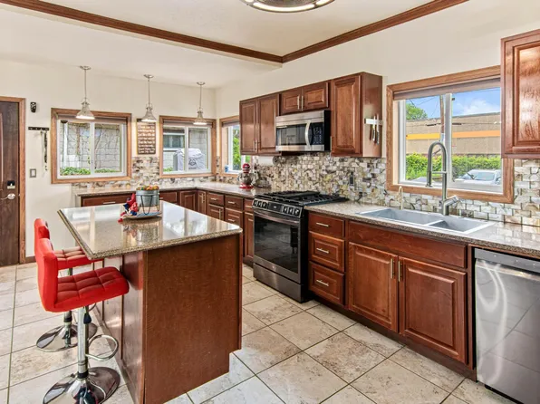 895 Johnson Pkwy, Saint Paul, MN 55106