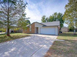 20390 Crooked Oak Dr, Harrah, OK 73045