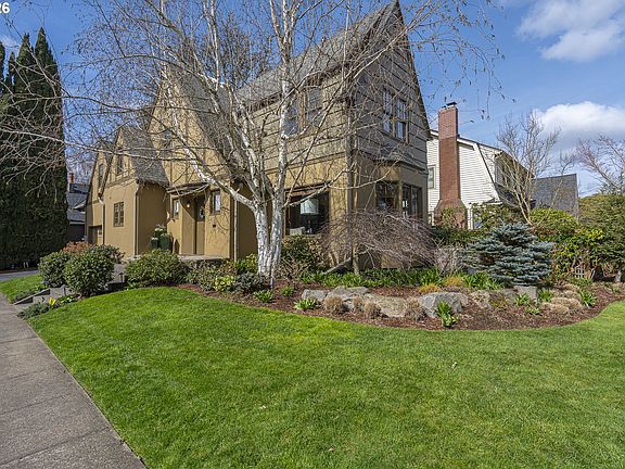 2nd image of 3217 NE Brazee St