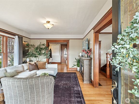 3rd image of 318 W Marcy Avenue