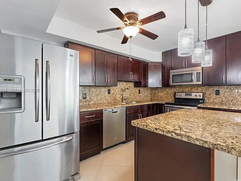 1400 NE 54th St #102 — Photo 3
