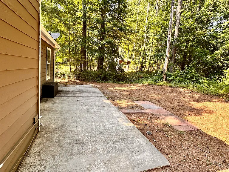 747 Greenhedge Dr — Photo 2