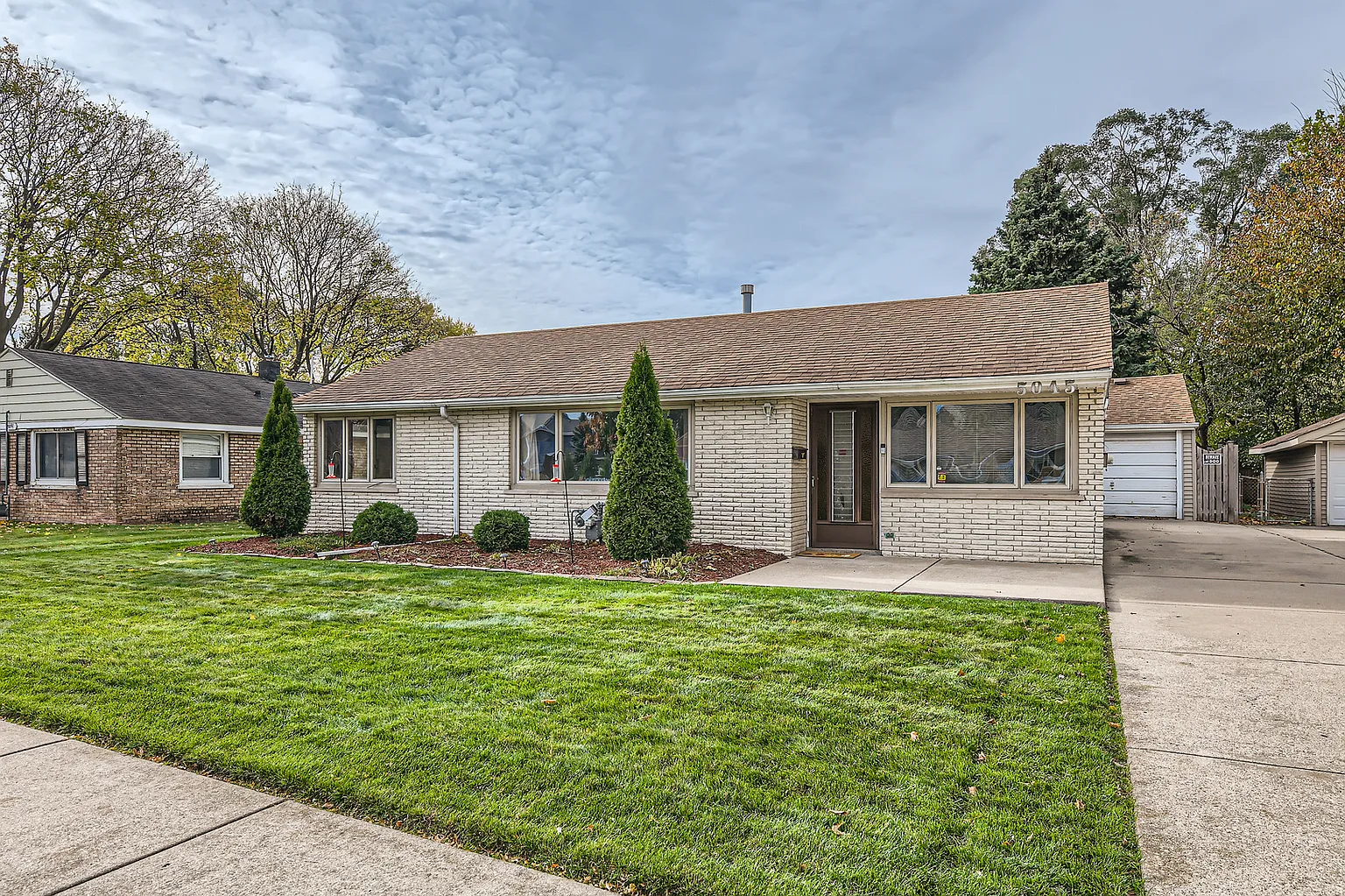 5045 Oak Center Dr photo 1