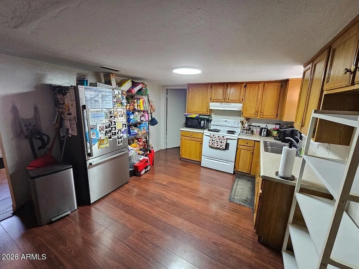 3 bed, 1.0 bath, 1000 sqft, $1,200 — Photo 2