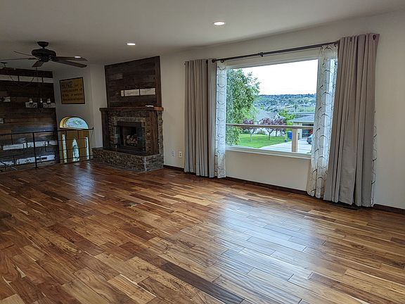 2nd image of 2205 Carol Dr
