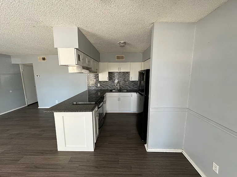 1104 NE 9th St #202 — Photo 6