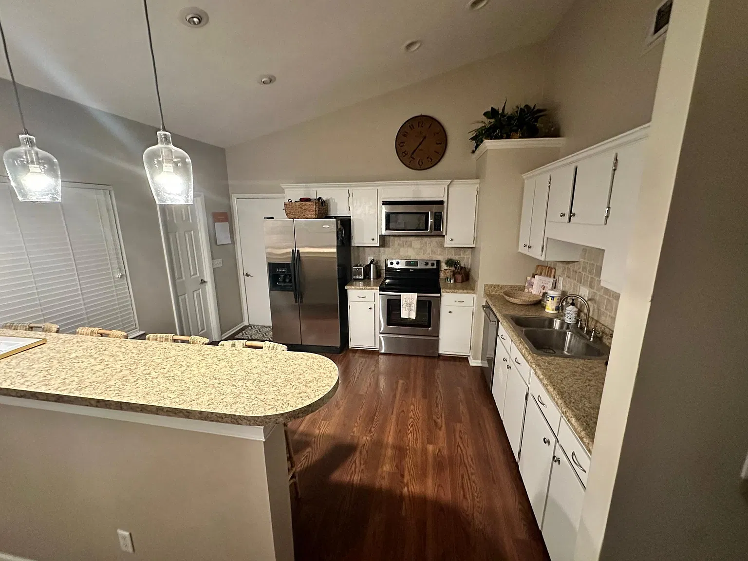 3 bed, 1327 sqft, $3,200 — Photo 2