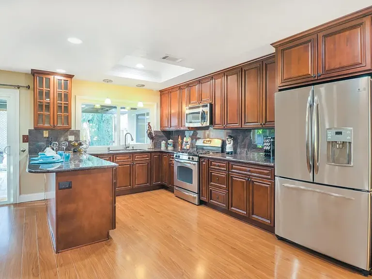2065 Ensign Way — Photo 7