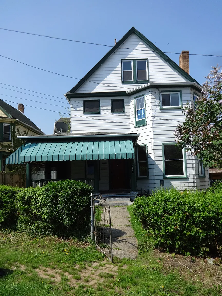 1402 Louise St photo 1
