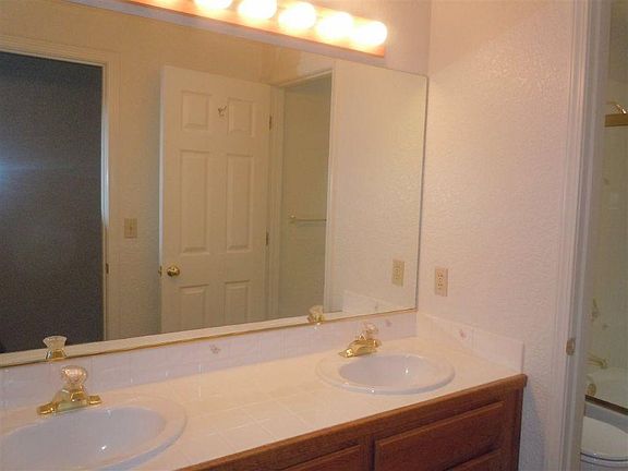 3rd image of 1037 Wisteria Dr