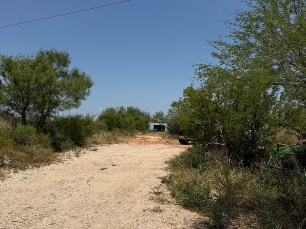 710 Forest Creek, Devine, TX 78016